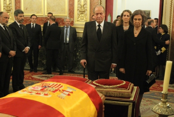 Sus Majestades los Reyes y Su Alteza Real la Infanta Doña Elena en la Capilla Ardiente de Don Adolfo Suárez 